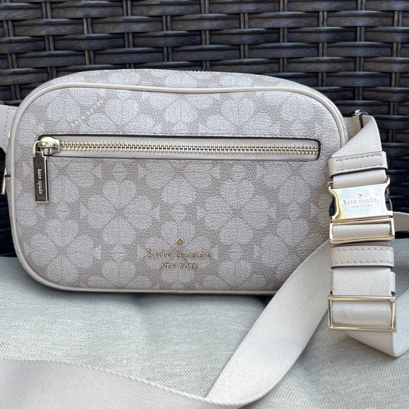 EUC ♠️Kate Spade Flower Signature Belt Bag